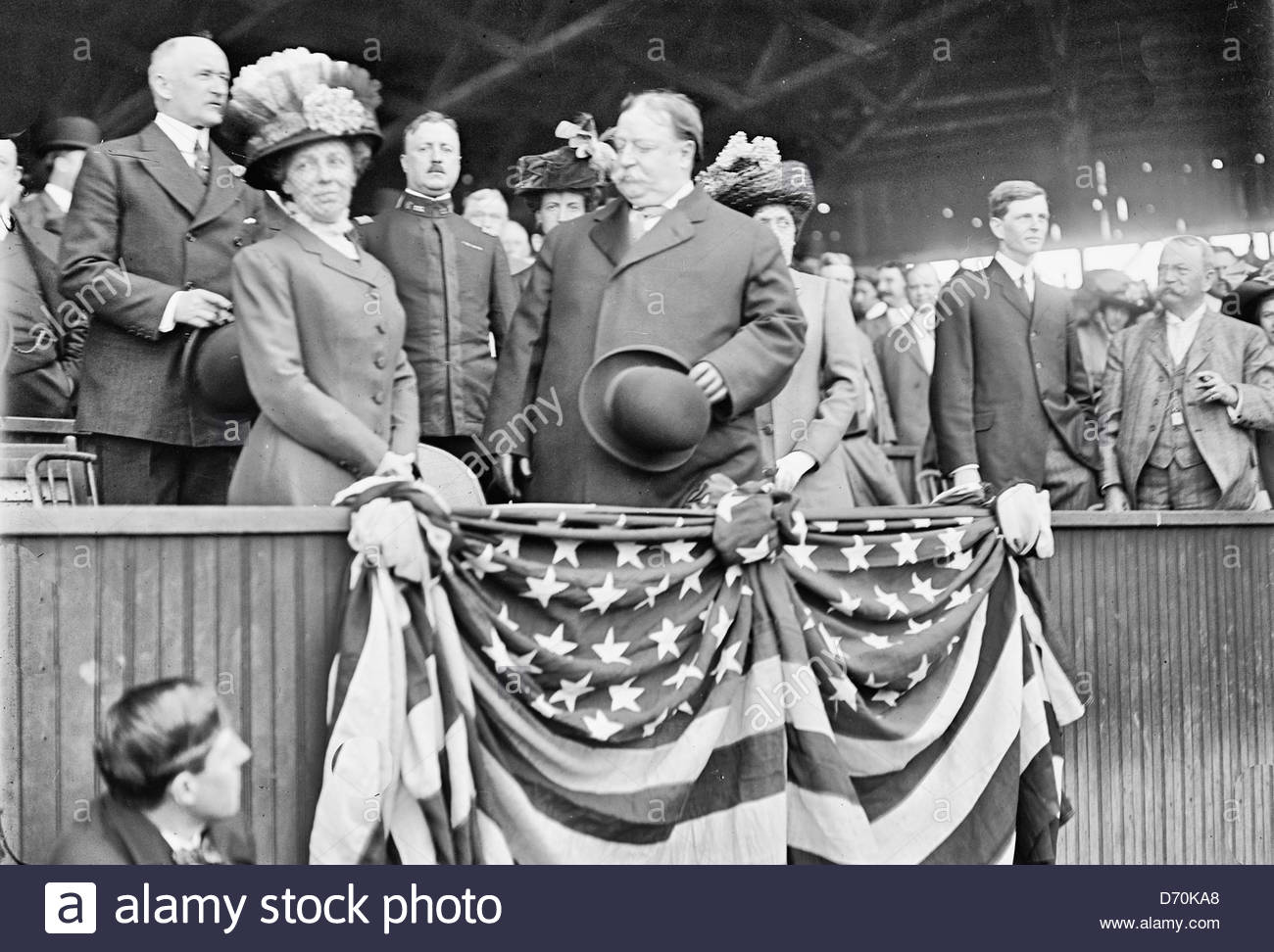president-william-howard-taft-and-his-wife-helen-at-a-baseball-game-D70KA8.jpg
